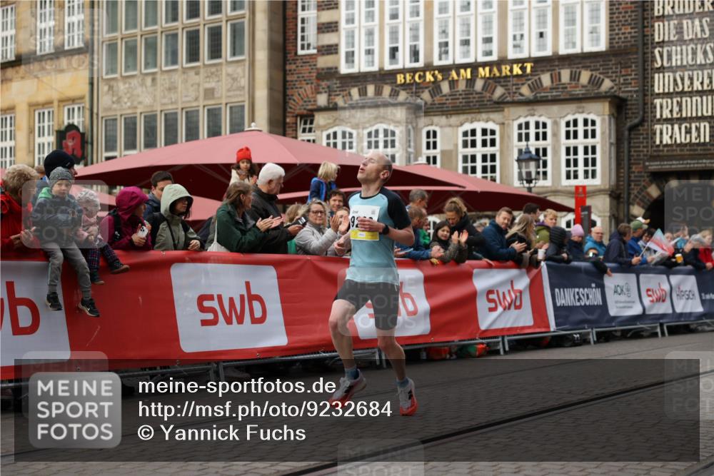 05.10.2025 - 20. swb-Marathon Bremen Yannick Fuchs http://msf.ph/oto/9232684 05.10.2025 10:32:38 Ziel 9280 meine-sportfotos.de