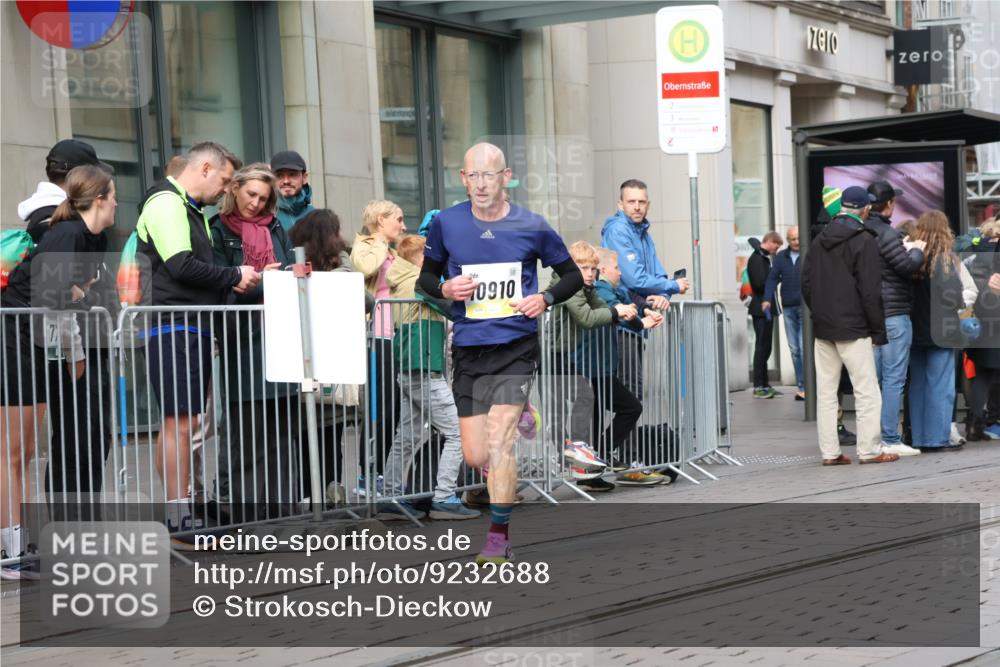 05.10.2025 - 20. swb-Marathon Bremen Strokosch-Dieckow http://msf.ph/oto/9232688 05.10.2025 10:41:11 Ziel 10744, 10910, 11086, 11701, 10744, 10910, 11086, 11701 meine-sportfotos.de