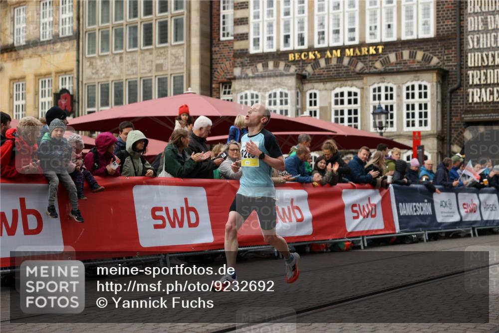 05.10.2025 - 20. swb-Marathon Bremen Yannick Fuchs http://msf.ph/oto/9232692 05.10.2025 10:32:39 Ziel 9280 meine-sportfotos.de