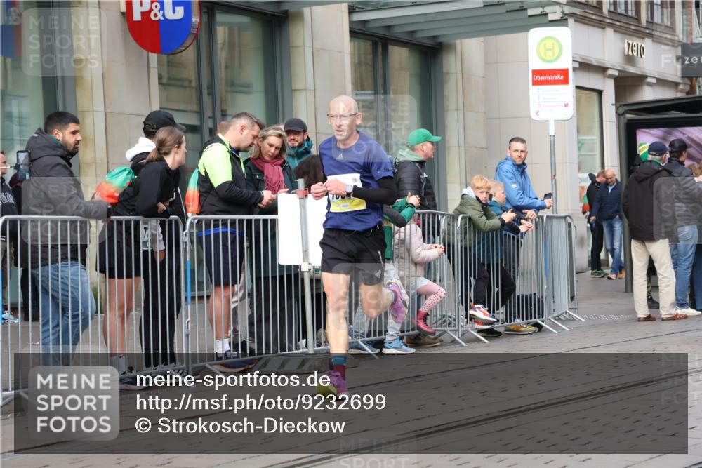 05.10.2025 - 20. swb-Marathon Bremen Strokosch-Dieckow http://msf.ph/oto/9232699 05.10.2025 10:41:12 Ziel 9253, 10744, 10910, 11701, 9253, 10744, 10910, 11701 meine-sportfotos.de