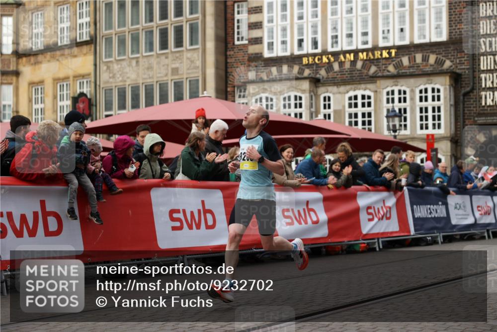 05.10.2025 - 20. swb-Marathon Bremen Yannick Fuchs http://msf.ph/oto/9232702 05.10.2025 10:32:39 Ziel 9280 meine-sportfotos.de