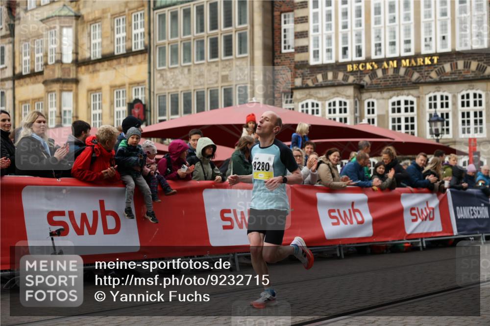 05.10.2025 - 20. swb-Marathon Bremen Yannick Fuchs http://msf.ph/oto/9232715 05.10.2025 10:32:39 Ziel 9280 meine-sportfotos.de