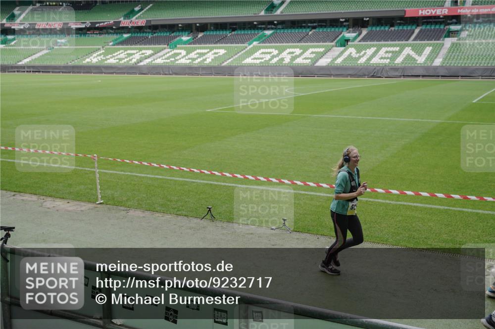 05.10.2025 - 20. swb-Marathon Bremen Michael Burmester http://msf.ph/oto/9232717 05.10.2025 10:31:04 Laufen im Stadion 7251, 7733, 9004, 9209, 9214, 9230, 9251, 9252, 9263, 9267, 9277, 9287, 9299, 9317, 9333, 9337, 9399, 9416, 9425, 9431, 9449, 9457, 9482, 9501, 9584, 9645, 9663, 9676, 9683, 9708, 9715, 9742, 9787, 9791, 9852, 9888, 9894, 9934, 9966, 9987, 10016, 10043, 10066, 10163, 10199, 10224, 10227, 10240, 10241, 10251, 10254, 10317, 10321, 10346, 10356, 10378, 10380, 10438, 10449, 10479, 10514, 10537, 10543, 10556, 10581, 10584, 10609, 10625, 10636, 10638, 10669, 9906 meine-sportfotos.de