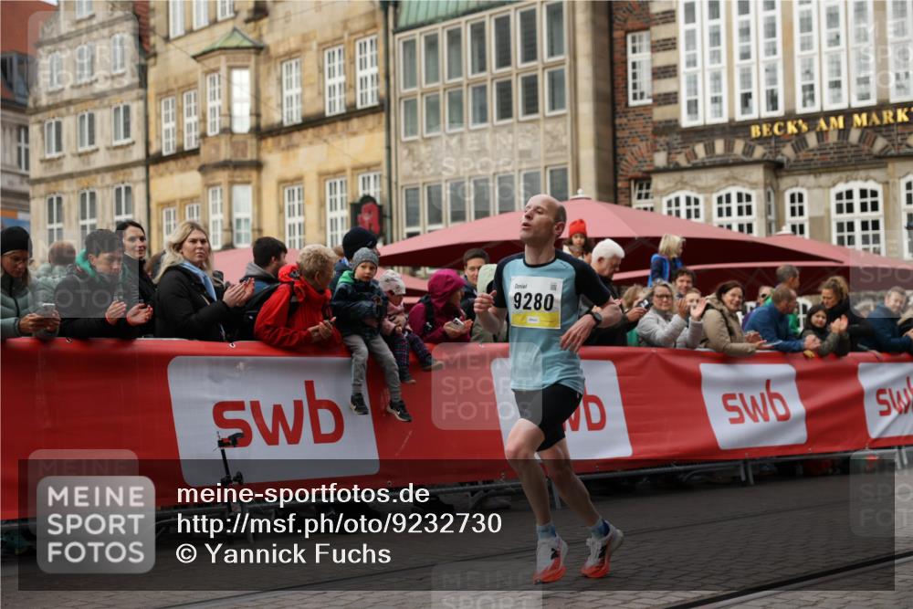 05.10.2025 - 20. swb-Marathon Bremen Yannick Fuchs http://msf.ph/oto/9232730 05.10.2025 10:32:39 Ziel 9280 meine-sportfotos.de
