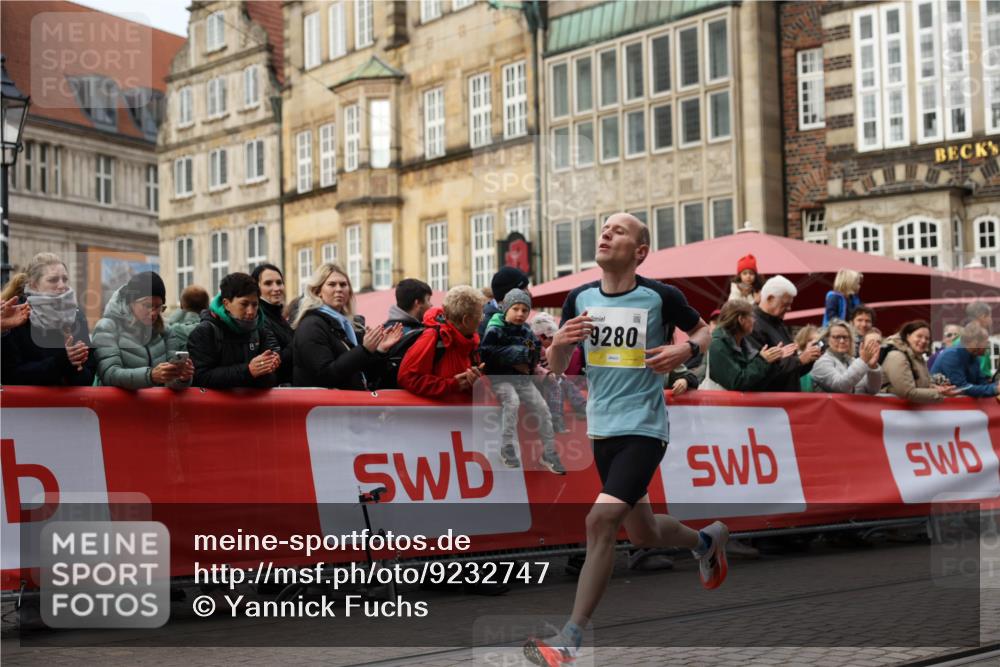 05.10.2025 - 20. swb-Marathon Bremen Yannick Fuchs http://msf.ph/oto/9232747 05.10.2025 10:32:39 Ziel 9280 meine-sportfotos.de