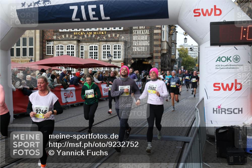 05.10.2025 - 20. swb-Marathon Bremen Yannick Fuchs http://msf.ph/oto/9232752 05.10.2025 11:03:27 Ziel 9225, 9246, 9325, 10142, 10405, 10471, 10926, 10963, 11103, 11124, 11390, 11467, 11502, 11508, 11509 meine-sportfotos.de