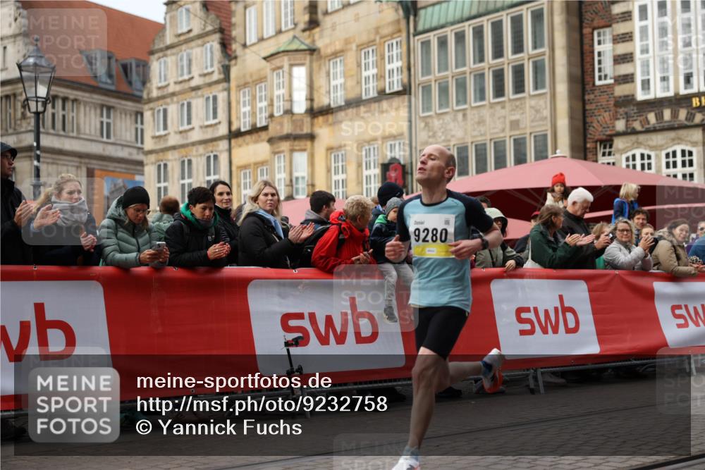 05.10.2025 - 20. swb-Marathon Bremen Yannick Fuchs http://msf.ph/oto/9232758 05.10.2025 10:32:39 Ziel 9280 meine-sportfotos.de