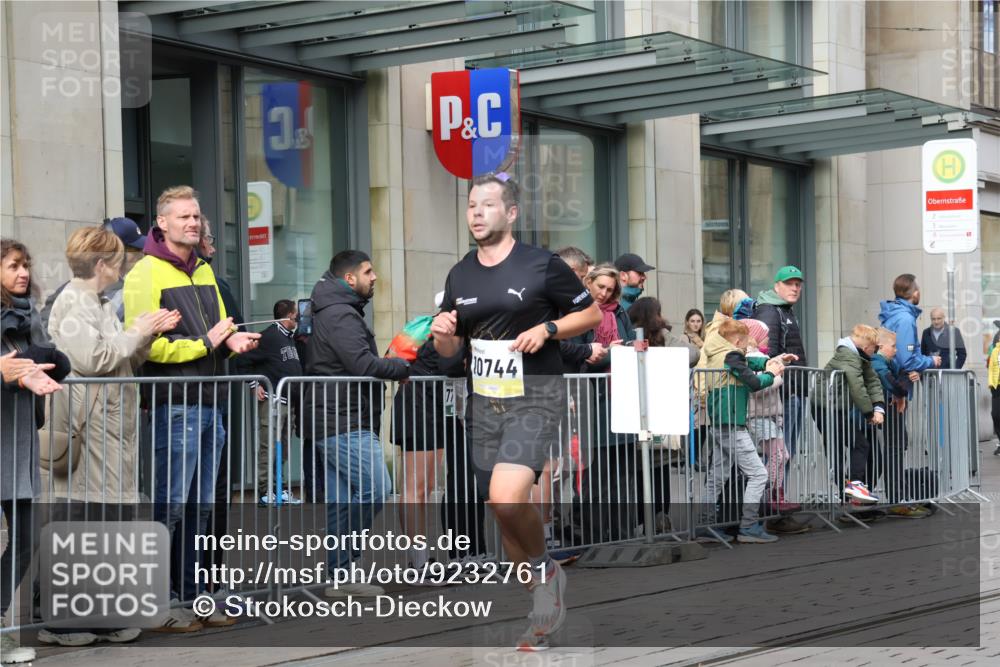 05.10.2025 - 20. swb-Marathon Bremen Strokosch-Dieckow http://msf.ph/oto/9232761 05.10.2025 10:41:14 Ziel 9253, 10744, 10910, 11701, 9253, 10744, 10910, 11701 meine-sportfotos.de
