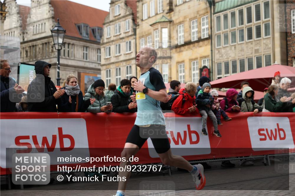 05.10.2025 - 20. swb-Marathon Bremen Yannick Fuchs http://msf.ph/oto/9232767 05.10.2025 10:32:39 Ziel 9280 meine-sportfotos.de