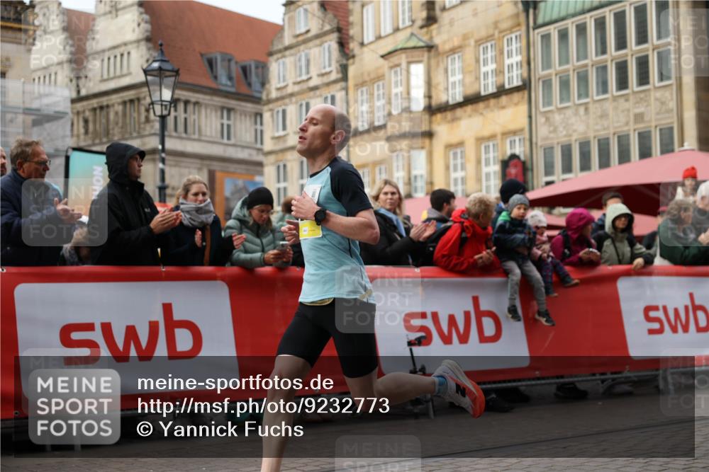 05.10.2025 - 20. swb-Marathon Bremen Yannick Fuchs http://msf.ph/oto/9232773 05.10.2025 10:32:39 Ziel 9280 meine-sportfotos.de