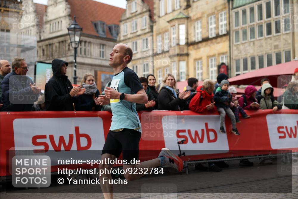 05.10.2025 - 20. swb-Marathon Bremen Yannick Fuchs http://msf.ph/oto/9232784 05.10.2025 10:32:39 Ziel 9280 meine-sportfotos.de