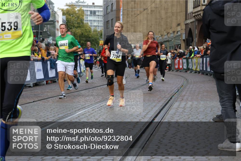 05.10.2025 - 20. swb-Marathon Bremen Strokosch-Dieckow http://msf.ph/oto/9232804 05.10.2025 10:53:22 Ziel 7193, 7251, 9263, 9539, 9717, 9868, 9957, 10057, 10302, 10317, 10335, 10369, 10468, 10655, 10934, 11174, 11175, 11545, 11616, 11716 meine-sportfotos.de