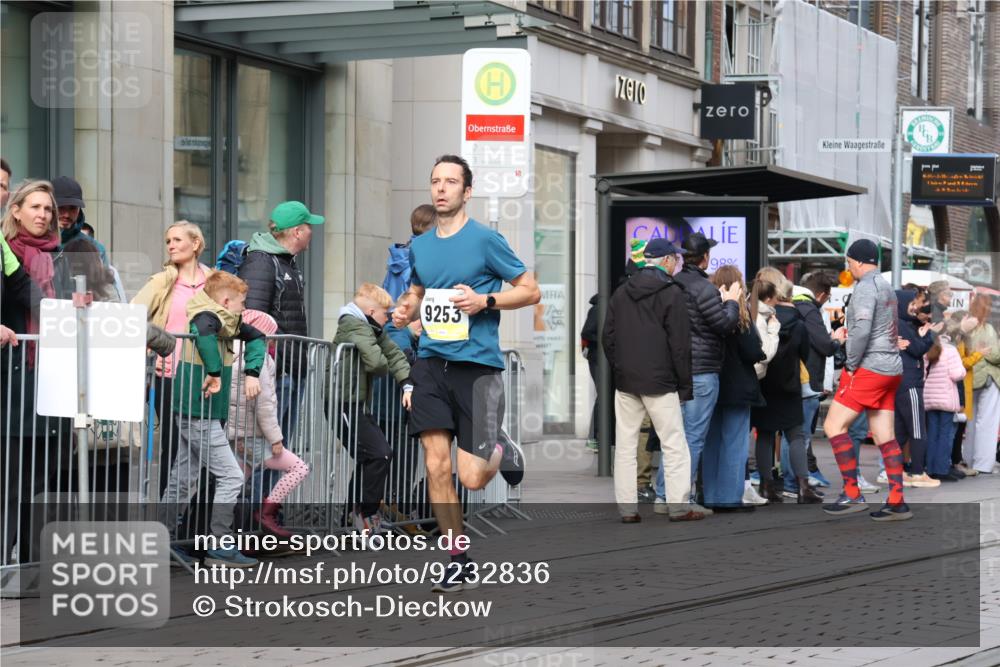 05.10.2025 - 20. swb-Marathon Bremen Strokosch-Dieckow http://msf.ph/oto/9232836 05.10.2025 10:41:29 Ziel 9253, 9884, 10104, 10155, 10691, 10880, 11581, 11701, 11710, 9253, 9884, 10104, 10155, 10691, 10880, 11581, 11701, 11710 meine-sportfotos.de
