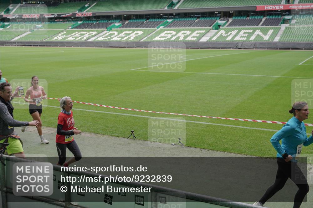 05.10.2025 - 20. swb-Marathon Bremen Michael Burmester http://msf.ph/oto/9232839 05.10.2025 10:31:10 Laufen im Stadion 7251, 9004, 9172, 9196, 9214, 9230, 9251, 9252, 9263, 9267, 9277, 9287, 9333, 9337, 9399, 9416, 9425, 9431, 9449, 9457, 9482, 9501, 9584, 9645, 9676, 9683, 9708, 9715, 9742, 9787, 9791, 9852, 9888, 9894, 9934, 9987, 10016, 10043, 10066, 10163, 10199, 10222, 10240, 10251, 10254, 10279, 10317, 10321, 10356, 10378, 10380, 10438, 10449, 10479, 10514, 10537, 10543, 10556, 10609, 10625, 10636, 10638, 10668, 10669, 10743, 7733, 9209, 9906 meine-sportfotos.de