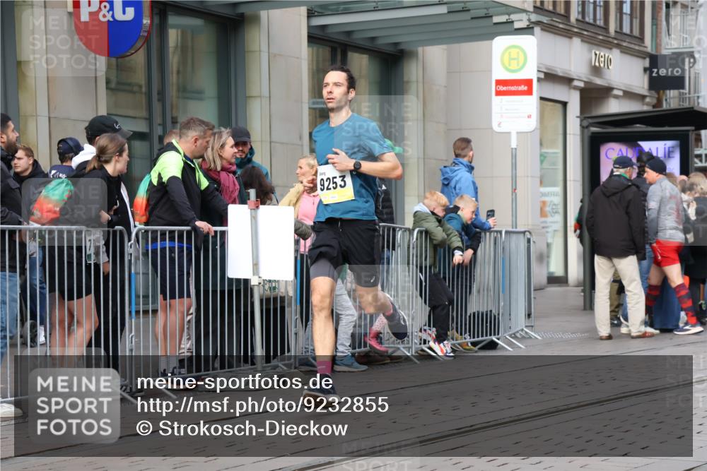 05.10.2025 - 20. swb-Marathon Bremen Strokosch-Dieckow http://msf.ph/oto/9232855 05.10.2025 10:41:30 Ziel 9253, 9884, 10104, 10155, 10691, 10880, 11581, 11701, 11710, 9253, 9884, 10104, 10155, 10691, 10880, 11581, 11701, 11710 meine-sportfotos.de
