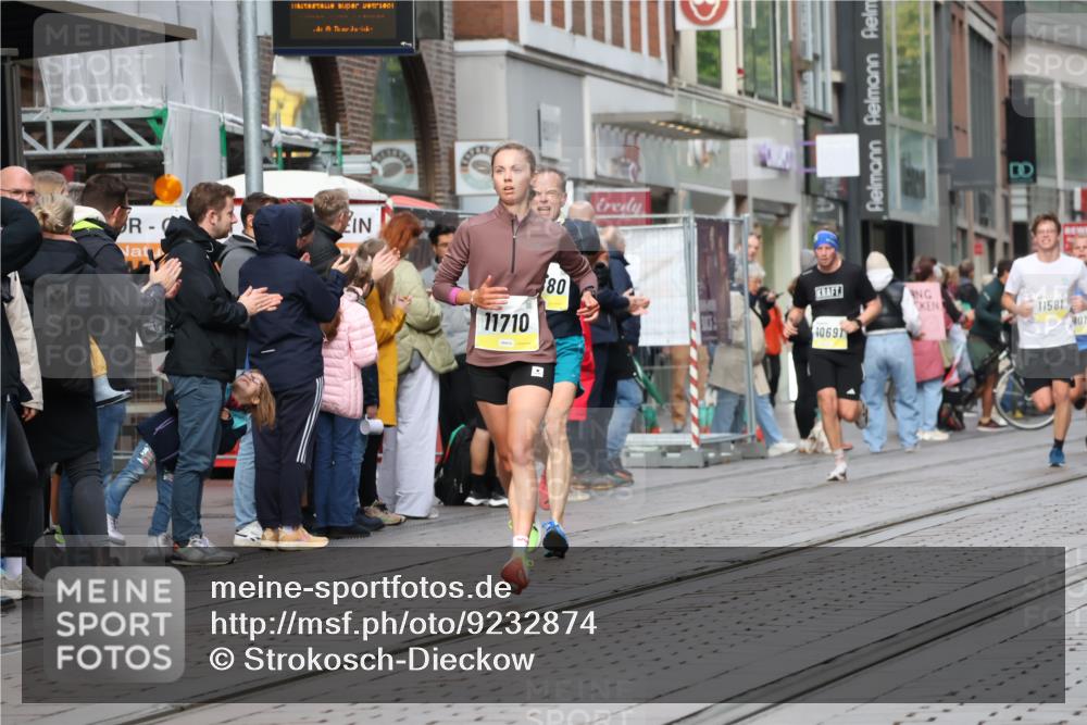 05.10.2025 - 20. swb-Marathon Bremen Strokosch-Dieckow http://msf.ph/oto/9232874 05.10.2025 10:41:34 Ziel 9253, 9849, 9884, 10104, 10155, 10691, 10880, 11581, 11701, 11710, 9253, 9849, 9884, 10104, 10155, 10691, 10880, 11581, 11701, 11710 meine-sportfotos.de
