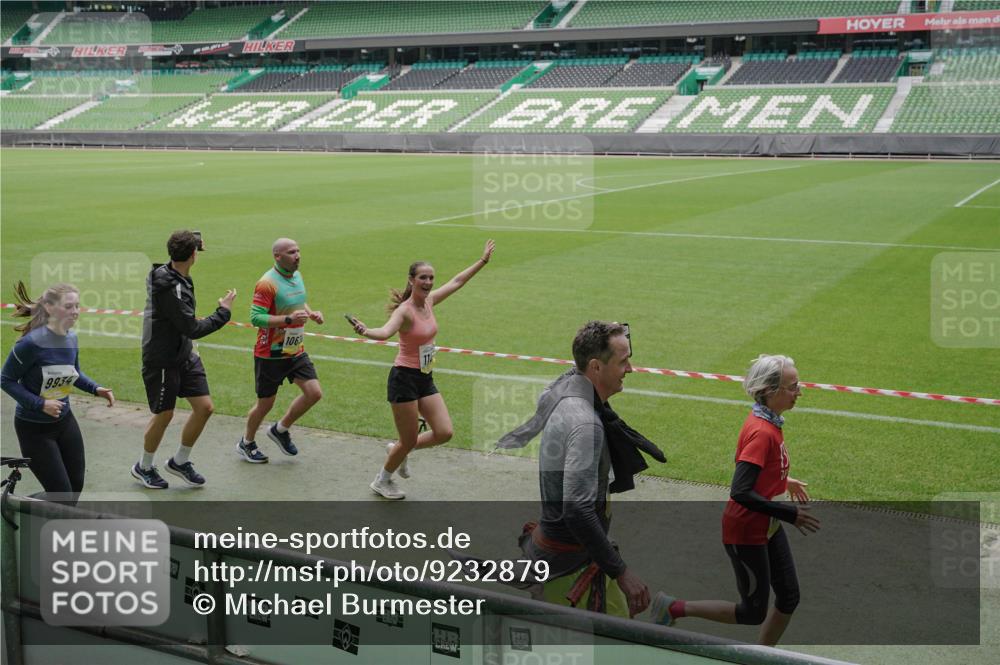 05.10.2025 - 20. swb-Marathon Bremen Michael Burmester http://msf.ph/oto/9232879 05.10.2025 10:31:10 Laufen im Stadion 7251, 9004, 9172, 9196, 9214, 9230, 9251, 9252, 9263, 9267, 9277, 9287, 9333, 9337, 9399, 9416, 9425, 9431, 9449, 9457, 9482, 9501, 9584, 9645, 9676, 9683, 9708, 9715, 9742, 9787, 9791, 9852, 9888, 9894, 9934, 9987, 10016, 10043, 10066, 10163, 10199, 10222, 10240, 10251, 10254, 10279, 10317, 10321, 10356, 10378, 10380, 10438, 10449, 10479, 10514, 10537, 10543, 10556, 10609, 10625, 10636, 10638, 10668, 10669, 10743, 7733, 9209, 9906 meine-sportfotos.de