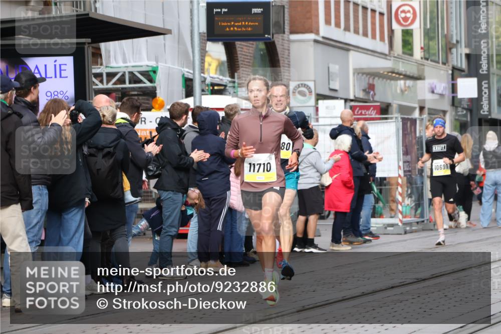 05.10.2025 - 20. swb-Marathon Bremen Strokosch-Dieckow http://msf.ph/oto/9232886 05.10.2025 10:41:34 Ziel 9253, 9849, 9884, 10104, 10155, 10691, 10880, 11581, 11701, 11710, 9253, 9849, 9884, 10104, 10155, 10691, 10880, 11581, 11701, 11710 meine-sportfotos.de