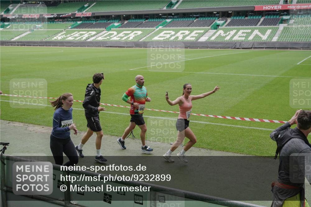 05.10.2025 - 20. swb-Marathon Bremen Michael Burmester http://msf.ph/oto/9232899 05.10.2025 10:31:11 Laufen im Stadion 7251, 9004, 9172, 9196, 9214, 9230, 9251, 9252, 9263, 9267, 9277, 9287, 9333, 9337, 9399, 9416, 9425, 9431, 9449, 9457, 9482, 9501, 9584, 9645, 9676, 9683, 9708, 9715, 9742, 9787, 9791, 9852, 9888, 9894, 9934, 9987, 10016, 10043, 10066, 10163, 10199, 10222, 10240, 10251, 10254, 10279, 10317, 10321, 10356, 10378, 10380, 10438, 10449, 10479, 10514, 10537, 10543, 10556, 10609, 10625, 10636, 10638, 10655, 10668, 10669, 10743, 7733, 9209, 9906 meine-sportfotos.de