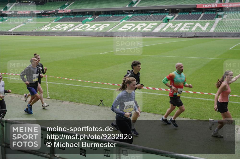 05.10.2025 - 20. swb-Marathon Bremen Michael Burmester http://msf.ph/oto/9232925 05.10.2025 10:31:12 Laufen im Stadion 7251, 9004, 9172, 9196, 9214, 9230, 9251, 9252, 9263, 9267, 9277, 9287, 9333, 9337, 9399, 9416, 9425, 9431, 9449, 9457, 9482, 9501, 9506, 9584, 9645, 9676, 9683, 9708, 9715, 9742, 9787, 9791, 9852, 9888, 9894, 9934, 9987, 10016, 10066, 10163, 10199, 10222, 10240, 10251, 10254, 10279, 10317, 10321, 10356, 10378, 10380, 10438, 10449, 10479, 10514, 10537, 10543, 10556, 10609, 10625, 10636, 10638, 10655, 10668, 10669, 10698, 10743, 7733, 9209, 9251, 9906 meine-sportfotos.de