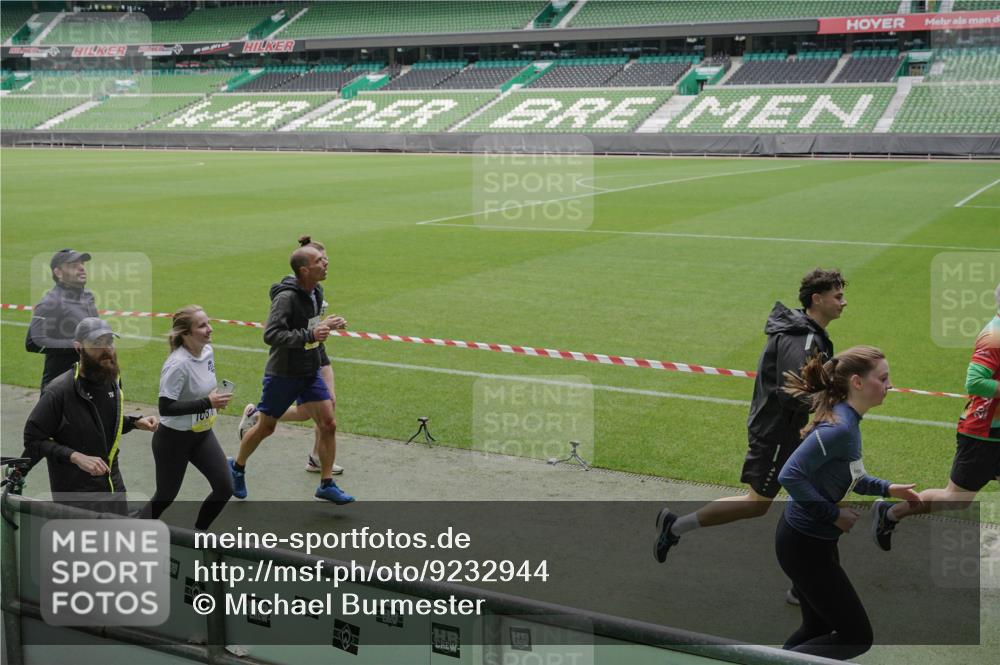 05.10.2025 - 20. swb-Marathon Bremen Michael Burmester http://msf.ph/oto/9232944 05.10.2025 10:31:12 Laufen im Stadion 7251, 9004, 9172, 9196, 9214, 9230, 9251, 9252, 9263, 9267, 9277, 9287, 9333, 9337, 9399, 9416, 9425, 9431, 9449, 9457, 9482, 9501, 9506, 9584, 9645, 9676, 9683, 9708, 9715, 9742, 9787, 9791, 9852, 9888, 9894, 9934, 9987, 10016, 10066, 10163, 10199, 10222, 10240, 10251, 10254, 10279, 10317, 10321, 10356, 10378, 10380, 10438, 10449, 10479, 10514, 10537, 10543, 10556, 10609, 10625, 10636, 10638, 10655, 10668, 10669, 10698, 10743, 7733, 9209, 9251, 9906 meine-sportfotos.de