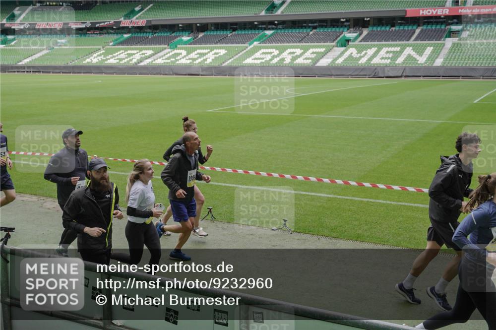 05.10.2025 - 20. swb-Marathon Bremen Michael Burmester http://msf.ph/oto/9232960 05.10.2025 10:31:12 Laufen im Stadion 7251, 9004, 9172, 9196, 9214, 9230, 9251, 9252, 9263, 9267, 9277, 9287, 9333, 9337, 9399, 9416, 9425, 9431, 9449, 9457, 9482, 9501, 9506, 9584, 9645, 9676, 9683, 9708, 9715, 9742, 9787, 9791, 9852, 9888, 9894, 9934, 9987, 10016, 10066, 10163, 10199, 10222, 10240, 10251, 10254, 10279, 10317, 10321, 10356, 10378, 10380, 10438, 10449, 10479, 10514, 10537, 10543, 10556, 10609, 10625, 10636, 10638, 10655, 10668, 10669, 10698, 10743, 7733, 9209, 9251, 9906 meine-sportfotos.de