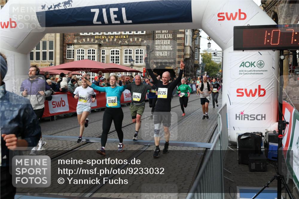 05.10.2025 - 20. swb-Marathon Bremen Yannick Fuchs http://msf.ph/oto/9233032 05.10.2025 11:03:31 Ziel 7776, 9224, 9225, 9246, 9308, 10142, 10405, 10446, 10963, 10995, 11103, 11124, 11150, 11236, 11467, 11502, 11508, 11509 meine-sportfotos.de