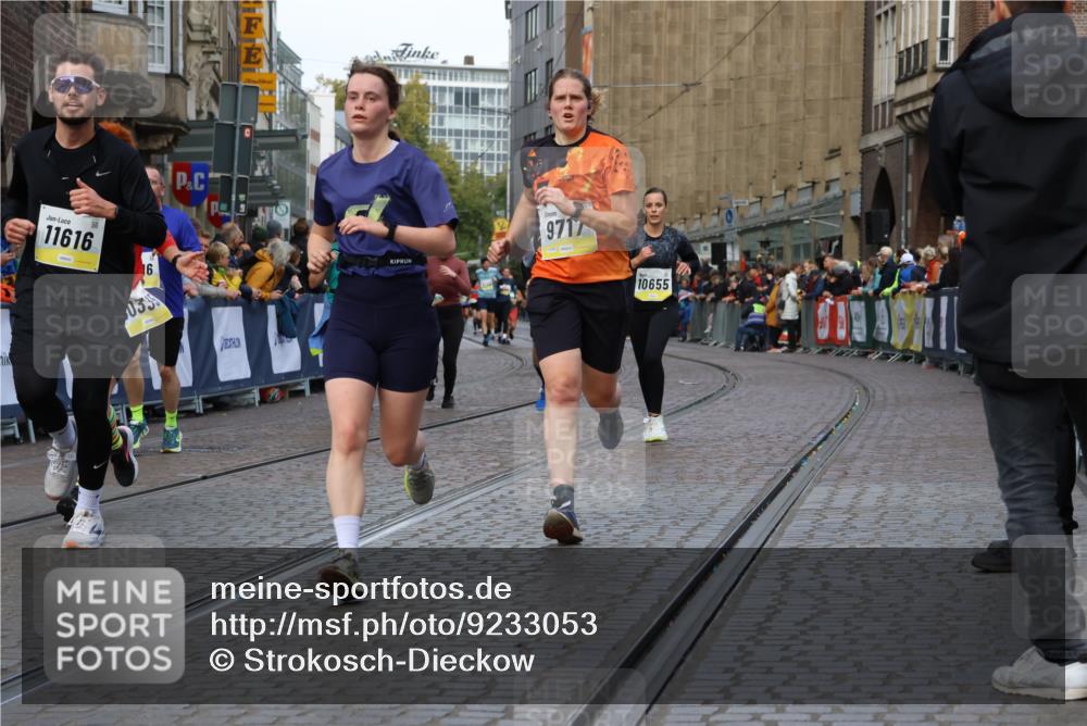 05.10.2025 - 20. swb-Marathon Bremen Strokosch-Dieckow http://msf.ph/oto/9233053 05.10.2025 10:53:25 Ziel 7193, 7251, 9263, 9717, 9868, 9957, 10057, 10302, 10335, 10369, 10468, 10655, 10934, 11174, 11545, 11616, 11716 meine-sportfotos.de