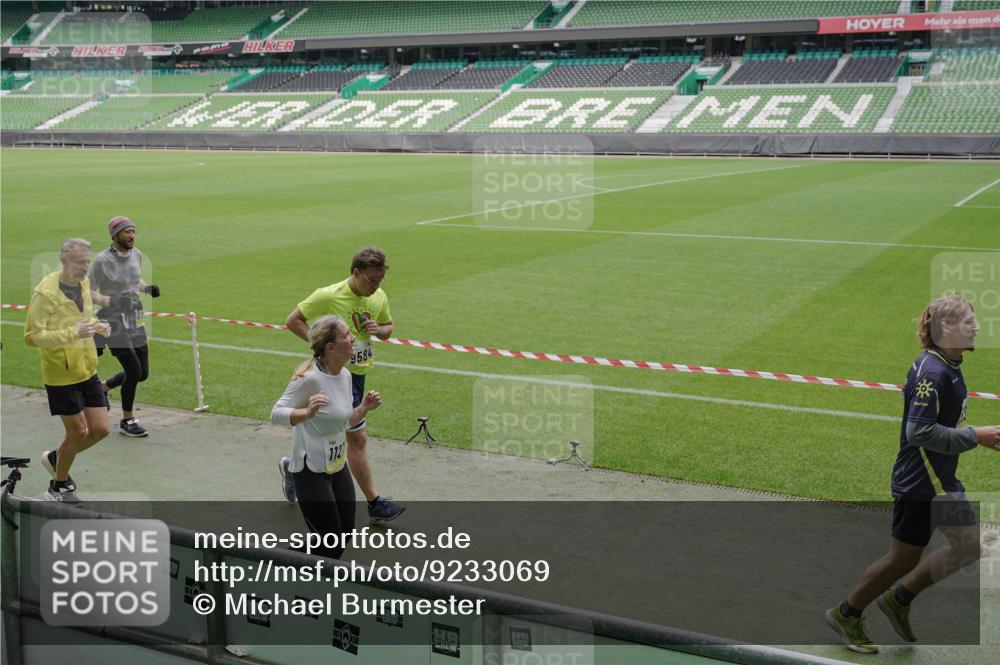 05.10.2025 - 20. swb-Marathon Bremen Michael Burmester http://msf.ph/oto/9233069 05.10.2025 10:31:14 Laufen im Stadion 7251, 9004, 9172, 9196, 9214, 9230, 9252, 9263, 9267, 9277, 9287, 9333, 9337, 9399, 9416, 9425, 9431, 9449, 9457, 9482, 9501, 9506, 9584, 9645, 9676, 9683, 9708, 9715, 9742, 9787, 9791, 9852, 9894, 9934, 9987, 10016, 10066, 10163, 10199, 10222, 10240, 10251, 10254, 10279, 10317, 10321, 10356, 10378, 10380, 10438, 10449, 10479, 10514, 10537, 10543, 10556, 10609, 10625, 10636, 10638, 10655, 10668, 10669, 10698, 10743, 7733, 9209, 9251, 9906 meine-sportfotos.de