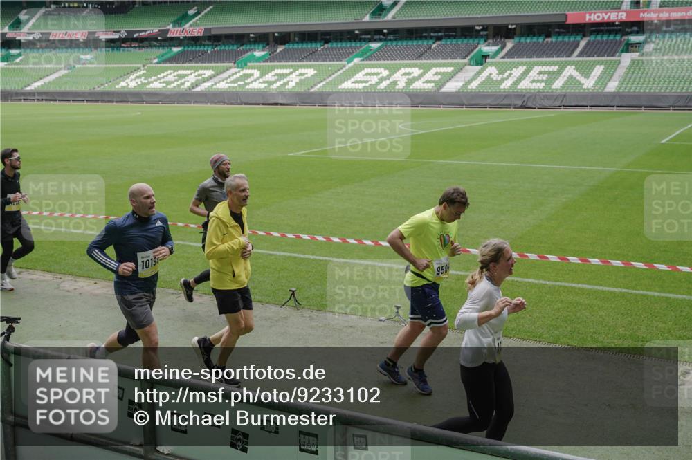 05.10.2025 - 20. swb-Marathon Bremen Michael Burmester http://msf.ph/oto/9233102 05.10.2025 10:31:15 Laufen im Stadion 7251, 9004, 9172, 9196, 9214, 9230, 9252, 9263, 9267, 9277, 9287, 9333, 9337, 9399, 9416, 9425, 9431, 9449, 9457, 9482, 9501, 9506, 9584, 9645, 9676, 9683, 9708, 9715, 9742, 9787, 9791, 9852, 9894, 9903, 9934, 9987, 10016, 10066, 10163, 10199, 10222, 10240, 10251, 10279, 10317, 10321, 10356, 10378, 10380, 10438, 10449, 10479, 10514, 10537, 10543, 10556, 10609, 10625, 10636, 10638, 10655, 10668, 10669, 10698, 10743, 7733, 9209, 9251, 9906 meine-sportfotos.de