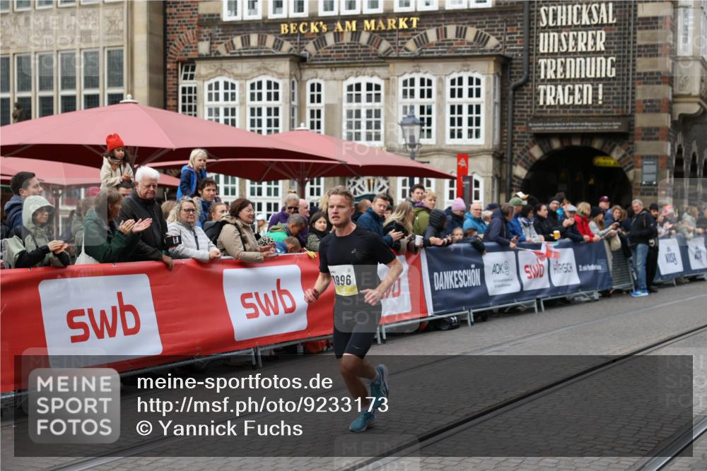 05.10.2025 - 20. swb-Marathon Bremen Yannick Fuchs http://msf.ph/oto/9233173 05.10.2025 10:32:53 Ziel 9996 meine-sportfotos.de