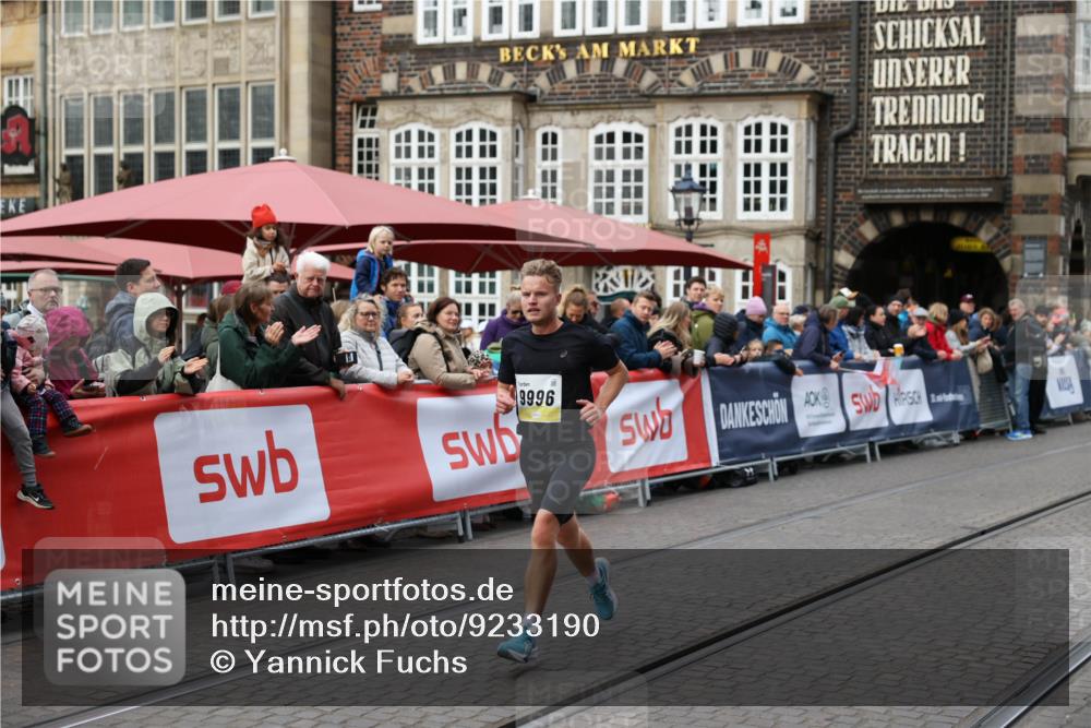 05.10.2025 - 20. swb-Marathon Bremen Yannick Fuchs http://msf.ph/oto/9233190 05.10.2025 10:32:53 Ziel 9996 meine-sportfotos.de
