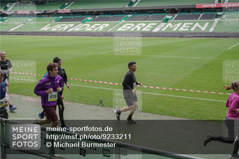 05.10.2025 - 20. swb-Marathon Bremen Michael Burmester http://msf.ph/oto/9233211 05.10.2025 10:31:18 Laufen im Stadion 7251, 9004, 9172, 9196, 9214, 9230, 9252, 9263, 9267, 9277, 9287, 9333, 9337, 9399, 9416, 9425, 9431, 9449, 9457, 9506, 9584, 9645, 9676, 9683, 9708, 9715, 9742, 9787, 9791, 9852, 9894, 9903, 9934, 10014, 10016, 10020, 10066, 10163, 10199, 10222, 10240, 10251, 10279, 10317, 10321, 10356, 10378, 10380, 10438, 10449, 10479, 10514, 10537, 10543, 10556, 10609, 10625, 10636, 10638, 10655, 10668, 10669, 10698, 10743, 7733, 9209, 9251, 9906 meine-sportfotos.de