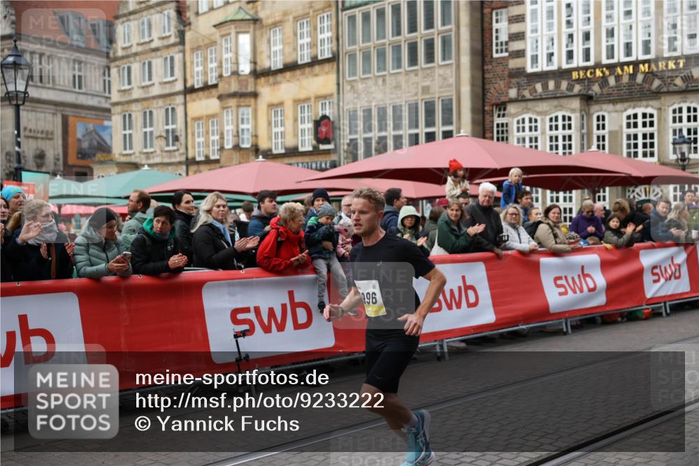 05.10.2025 - 20. swb-Marathon Bremen Yannick Fuchs http://msf.ph/oto/9233222 05.10.2025 10:32:53 Ziel 9996 meine-sportfotos.de