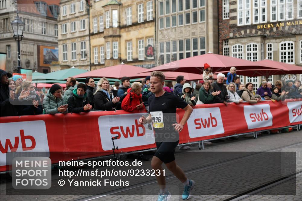 05.10.2025 - 20. swb-Marathon Bremen Yannick Fuchs http://msf.ph/oto/9233231 05.10.2025 10:32:53 Ziel 9996 meine-sportfotos.de