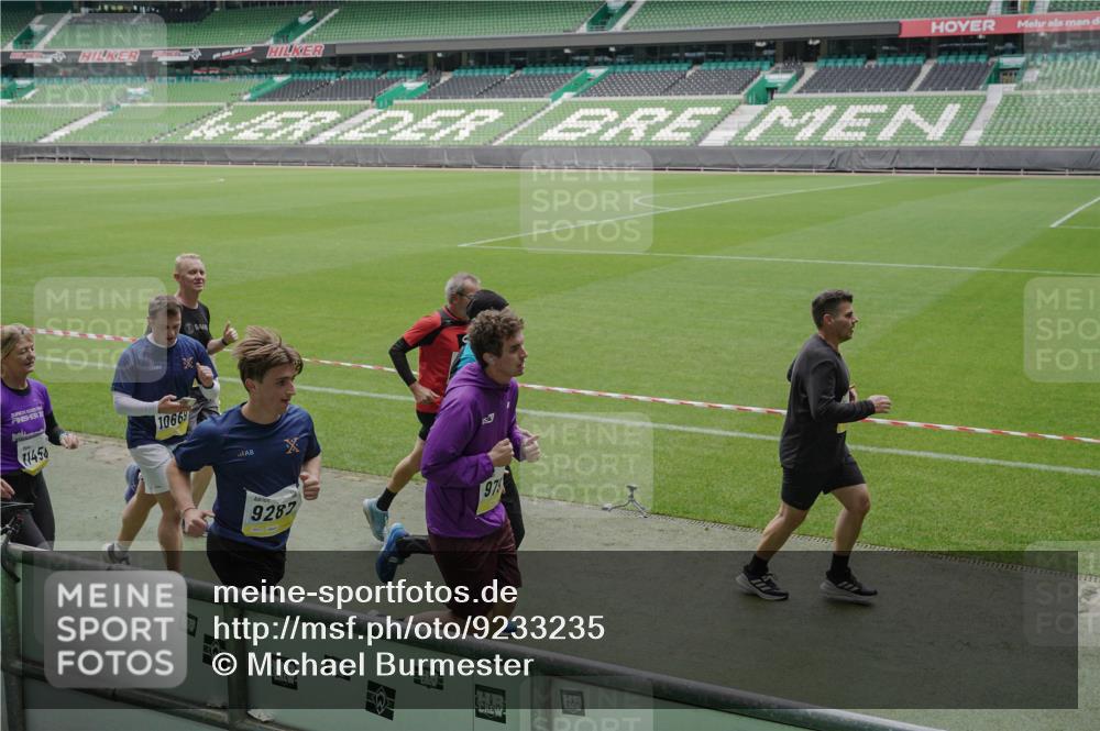 05.10.2025 - 20. swb-Marathon Bremen Michael Burmester http://msf.ph/oto/9233235 05.10.2025 10:31:19 Laufen im Stadion 7251, 9004, 9172, 9196, 9214, 9230, 9252, 9263, 9267, 9277, 9287, 9333, 9337, 9399, 9416, 9425, 9431, 9449, 9457, 9506, 9584, 9645, 9676, 9683, 9708, 9715, 9742, 9787, 9791, 9852, 9894, 9903, 9934, 10014, 10016, 10020, 10066, 10163, 10199, 10222, 10240, 10251, 10279, 10317, 10321, 10356, 10378, 10380, 10438, 10449, 10479, 10514, 10537, 10543, 10556, 10609, 10625, 10636, 10638, 10655, 10668, 10669, 10698, 10743, 7733, 9209, 9251, 9906 meine-sportfotos.de