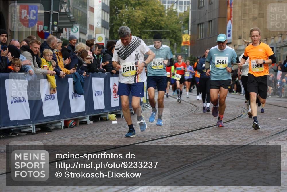 05.10.2025 - 20. swb-Marathon Bremen Strokosch-Dieckow http://msf.ph/oto/9233237 05.10.2025 10:53:34 Ziel 9238, 9461, 9464, 9569, 10310, 10642, 10925, 11046, 11246 meine-sportfotos.de