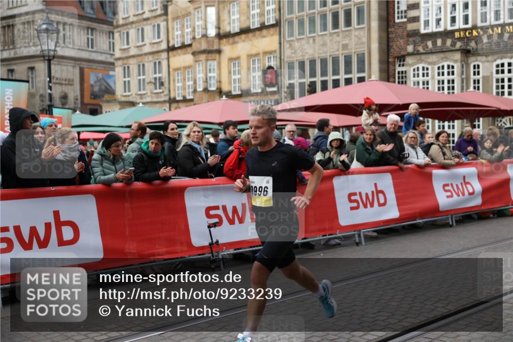 05.10.2025 - 20. swb-Marathon Bremen Yannick Fuchs http://msf.ph/oto/9233239 05.10.2025 10:32:53 Ziel 9996 meine-sportfotos.de