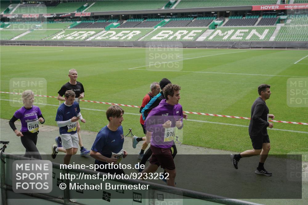 05.10.2025 - 20. swb-Marathon Bremen Michael Burmester http://msf.ph/oto/9233252 05.10.2025 10:31:19 Laufen im Stadion 7251, 9004, 9172, 9196, 9214, 9230, 9252, 9263, 9267, 9277, 9287, 9333, 9337, 9399, 9416, 9425, 9431, 9449, 9457, 9506, 9584, 9645, 9676, 9683, 9708, 9715, 9742, 9787, 9791, 9852, 9894, 9903, 9934, 10014, 10016, 10020, 10066, 10163, 10199, 10222, 10240, 10251, 10279, 10317, 10321, 10356, 10378, 10380, 10438, 10449, 10479, 10514, 10537, 10543, 10556, 10609, 10625, 10636, 10638, 10655, 10668, 10669, 10698, 10743, 7733, 9209, 9251, 9906 meine-sportfotos.de