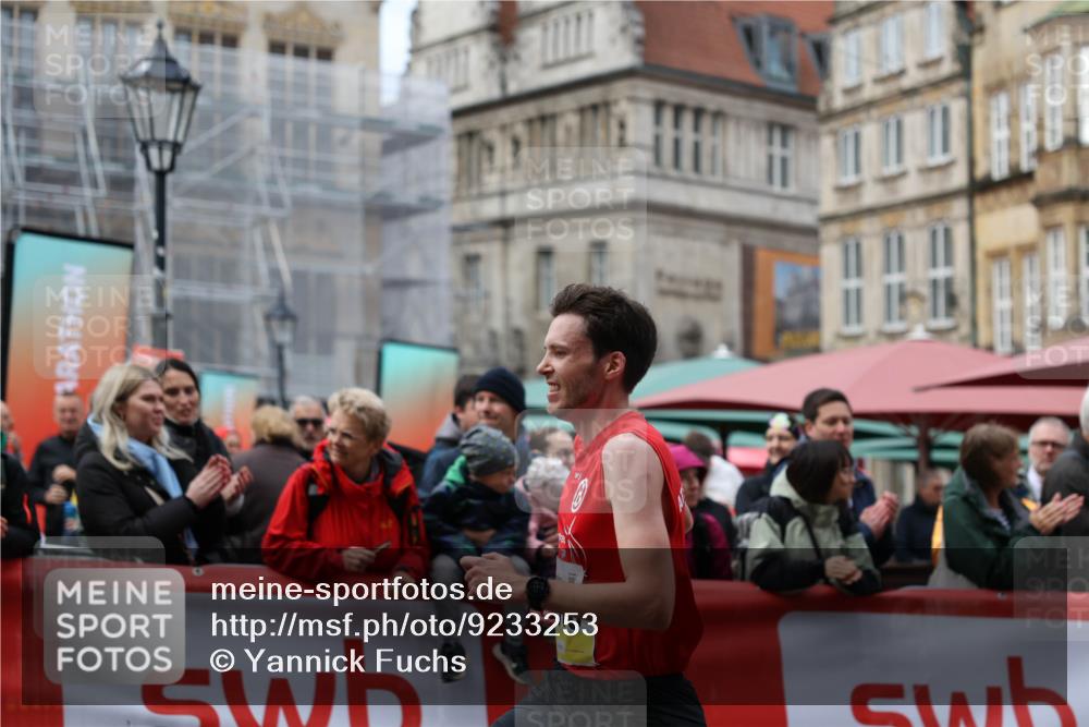 05.10.2025 - 20. swb-Marathon Bremen Yannick Fuchs http://msf.ph/oto/9233253 05.10.2025 10:33:48 Ziel 11130 meine-sportfotos.de