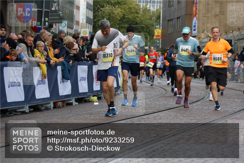 05.10.2025 - 20. swb-Marathon Bremen Strokosch-Dieckow http://msf.ph/oto/9233259 05.10.2025 10:53:34 Ziel 9238, 9461, 9464, 9569, 10310, 10642, 10925, 11046, 11246 meine-sportfotos.de