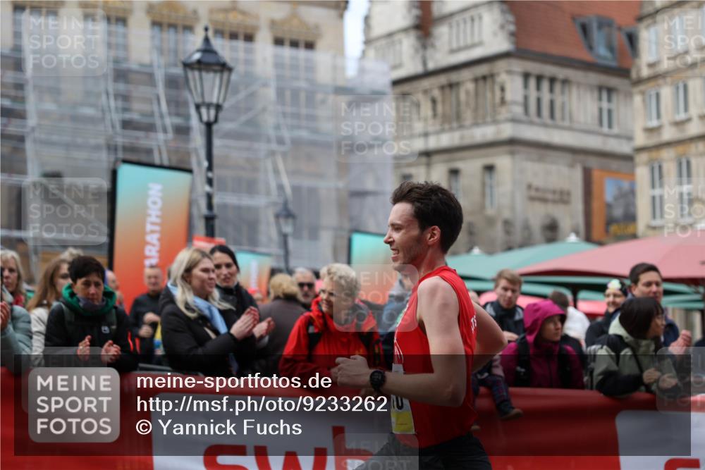 05.10.2025 - 20. swb-Marathon Bremen Yannick Fuchs http://msf.ph/oto/9233262 05.10.2025 10:33:48 Ziel 11130 meine-sportfotos.de