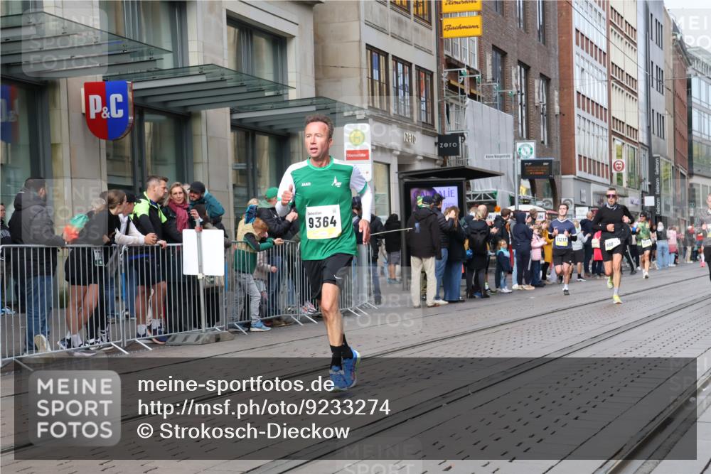 05.10.2025 - 20. swb-Marathon Bremen Strokosch-Dieckow http://msf.ph/oto/9233274 05.10.2025 10:41:58 Ziel 8187, 9364, 9504, 9700, 9775, 10208, 10375, 10838, 11217, 11230, 11422, 8187, 9364, 9504, 9700, 9775, 10208, 10375, 10838, 11217, 11230, 11422 meine-sportfotos.de