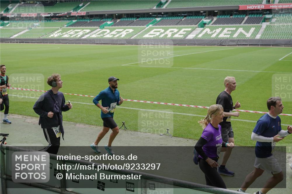 05.10.2025 - 20. swb-Marathon Bremen Michael Burmester http://msf.ph/oto/9233297 05.10.2025 10:31:20 Laufen im Stadion 7251, 9004, 9172, 9196, 9214, 9230, 9252, 9263, 9267, 9277, 9287, 9333, 9337, 9399, 9416, 9425, 9431, 9449, 9457, 9506, 9584, 9645, 9676, 9683, 9708, 9715, 9742, 9787, 9791, 9852, 9894, 9903, 9934, 10014, 10016, 10020, 10066, 10163, 10199, 10222, 10240, 10251, 10279, 10317, 10321, 10356, 10378, 10380, 10438, 10449, 10479, 10514, 10537, 10543, 10556, 10609, 10636, 10638, 10655, 10668, 10669, 10698, 10719, 10743, 7733, 9209, 9230, 9251, 9906 meine-sportfotos.de