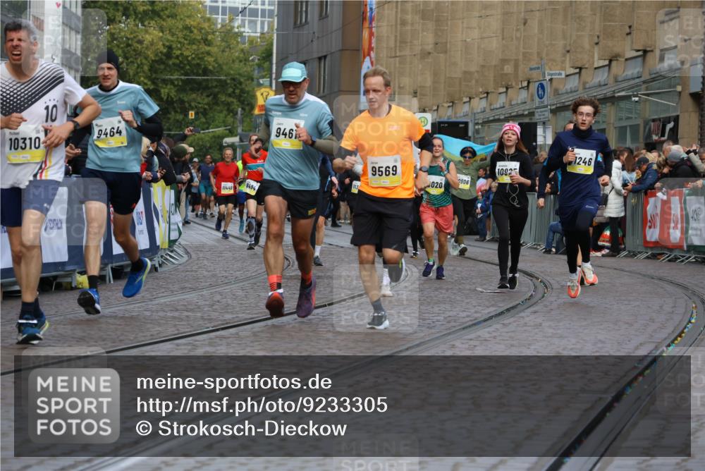 05.10.2025 - 20. swb-Marathon Bremen Strokosch-Dieckow http://msf.ph/oto/9233305 05.10.2025 10:53:34 Ziel 9238, 9461, 9464, 9569, 10310, 10642, 10925, 11046, 11246 meine-sportfotos.de