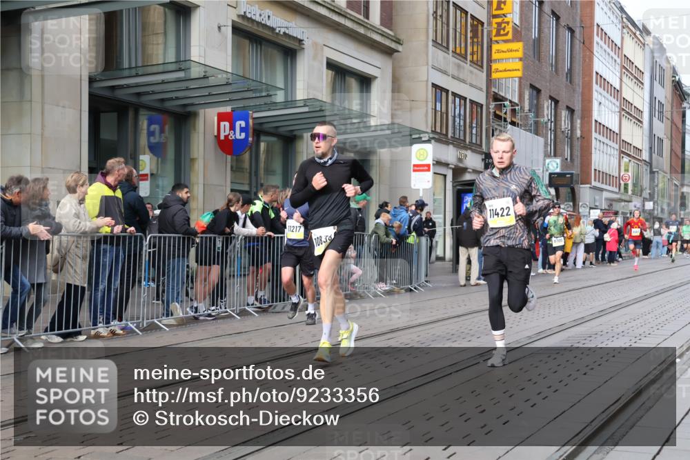 05.10.2025 - 20. swb-Marathon Bremen Strokosch-Dieckow http://msf.ph/oto/9233356 05.10.2025 10:42:02 Ziel 8187, 9364, 9700, 9775, 10208, 10375, 10838, 11217, 11230, 11422, 11725, 8187, 9364, 9700, 9775, 10208, 10375, 10838, 11217, 11230, 11422, 11725 meine-sportfotos.de