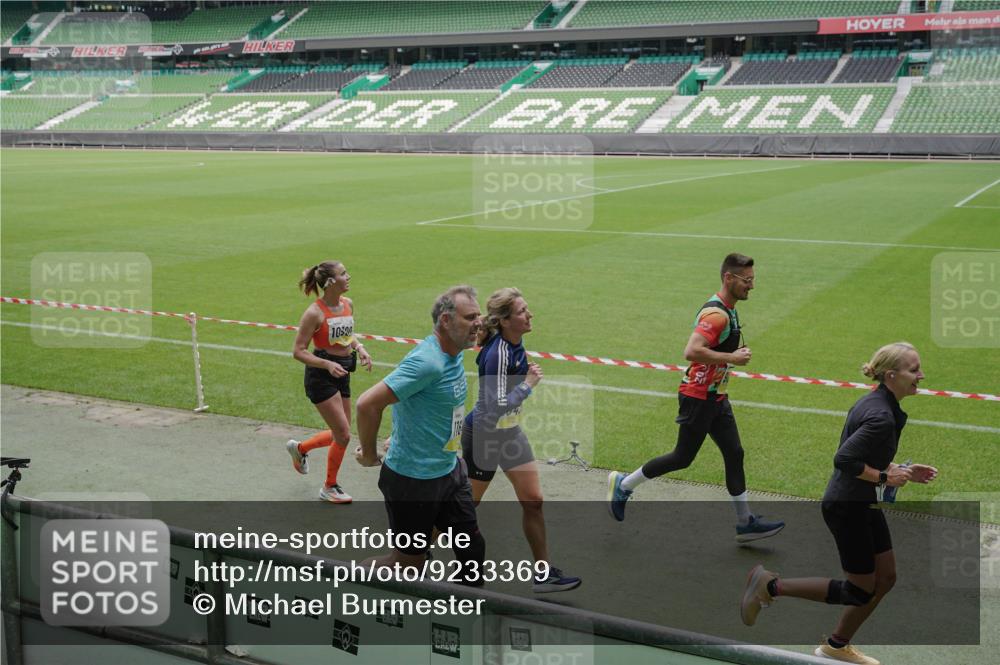 05.10.2025 - 20. swb-Marathon Bremen Michael Burmester http://msf.ph/oto/9233369 05.10.2025 10:31:22 Laufen im Stadion 7251, 9004, 9172, 9196, 9214, 9252, 9256, 9263, 9267, 9277, 9287, 9333, 9337, 9399, 9416, 9425, 9431, 9449, 9457, 9506, 9581, 9584, 9645, 9676, 9683, 9708, 9715, 9742, 9787, 9791, 9852, 9894, 9903, 9934, 10014, 10016, 10020, 10029, 10066, 10163, 10199, 10222, 10240, 10251, 10279, 10317, 10321, 10335, 10356, 10378, 10380, 10438, 10449, 10479, 10514, 10537, 10543, 10556, 10609, 10636, 10638, 10655, 10668, 10669, 10698, 10719, 10743, 7733, 9209, 9230, 9251, 9906 meine-sportfotos.de
