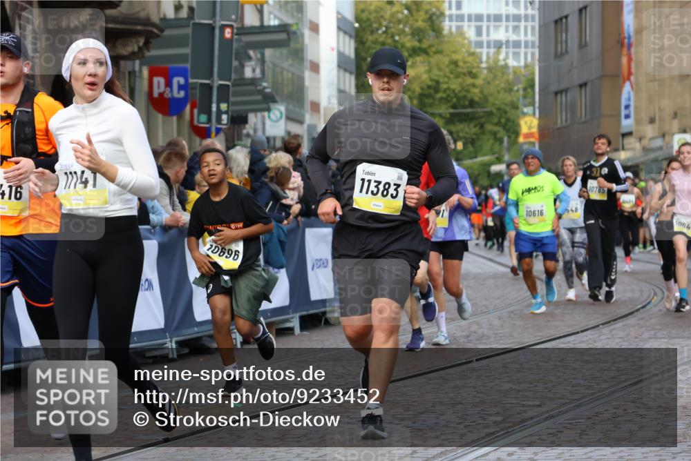 05.10.2025 - 20. swb-Marathon Bremen Strokosch-Dieckow http://msf.ph/oto/9233452 05.10.2025 10:53:48 Ziel 9456, 9494, 9701, 9934, 10046, 10416, 10616, 10696, 10906, 10966, 11141, 11383, 11445, 11533 meine-sportfotos.de