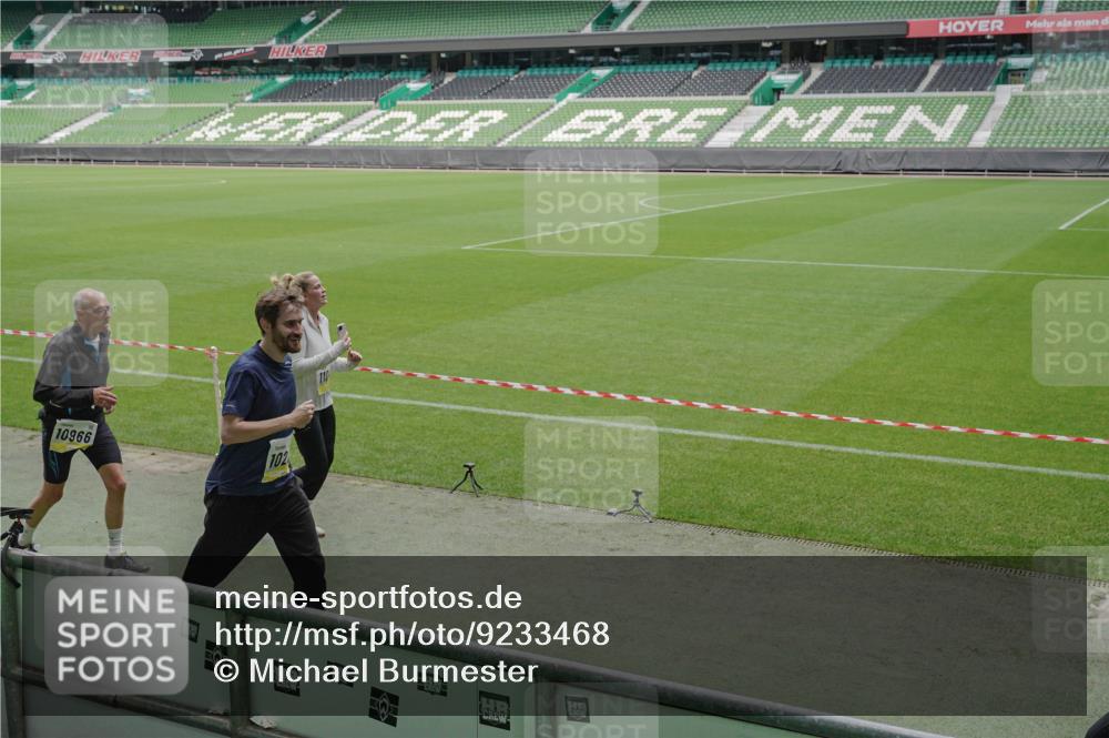05.10.2025 - 20. swb-Marathon Bremen Michael Burmester http://msf.ph/oto/9233468 05.10.2025 10:31:26 Laufen im Stadion 7251, 9004, 9172, 9196, 9252, 9256, 9263, 9267, 9277, 9287, 9337, 9399, 9416, 9425, 9431, 9449, 9457, 9506, 9581, 9584, 9645, 9676, 9683, 9708, 9715, 9742, 9791, 9852, 9903, 9934, 10014, 10016, 10020, 10029, 10163, 10199, 10206, 10222, 10226, 10240, 10251, 10279, 10296, 10310, 10317, 10321, 10335, 10356, 10438, 10449, 10479, 10514, 10537, 10543, 10609, 10636, 10638, 10655, 10668, 10669, 10698, 10719, 10743, 7733, 9214, 9230, 9251 meine-sportfotos.de