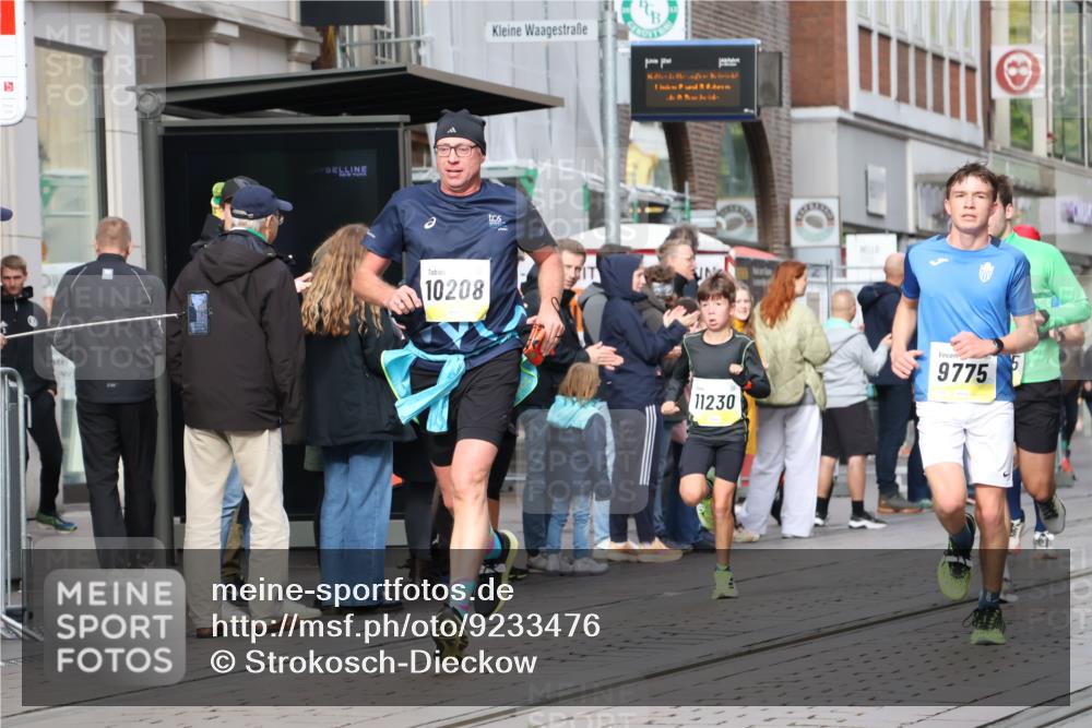 05.10.2025 - 20. swb-Marathon Bremen Strokosch-Dieckow http://msf.ph/oto/9233476 05.10.2025 10:42:08 Ziel 9700, 9775, 10208, 10375, 10592, 11178, 11217, 11230, 11725, 9700, 9775, 10208, 10375, 10592, 11178, 11217, 11230, 11725 meine-sportfotos.de